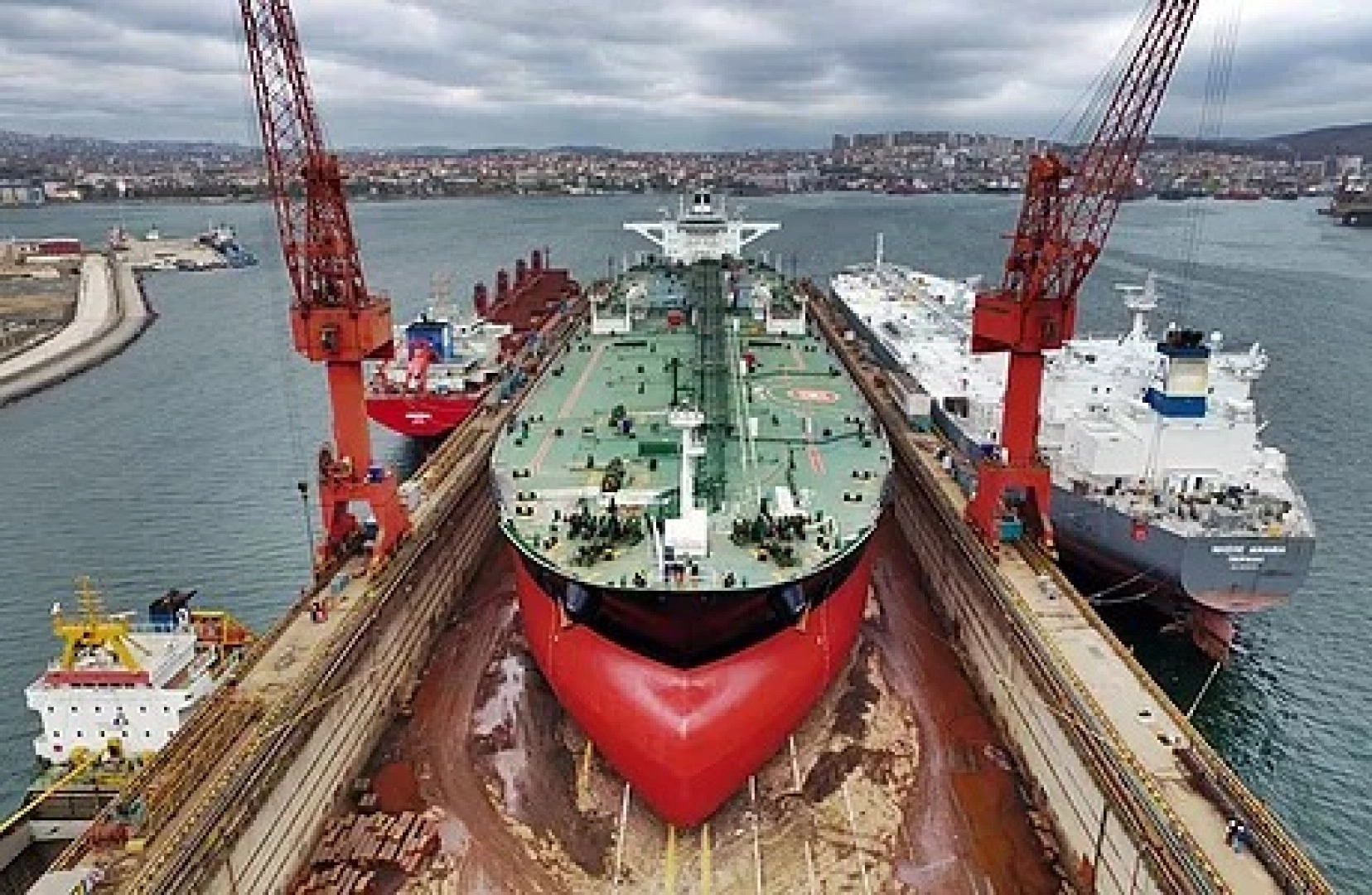 Gemilerin hem yeni inşasında hem de onarımlarındaki yüzey hazırlığı, raspa ve boya işlemleri