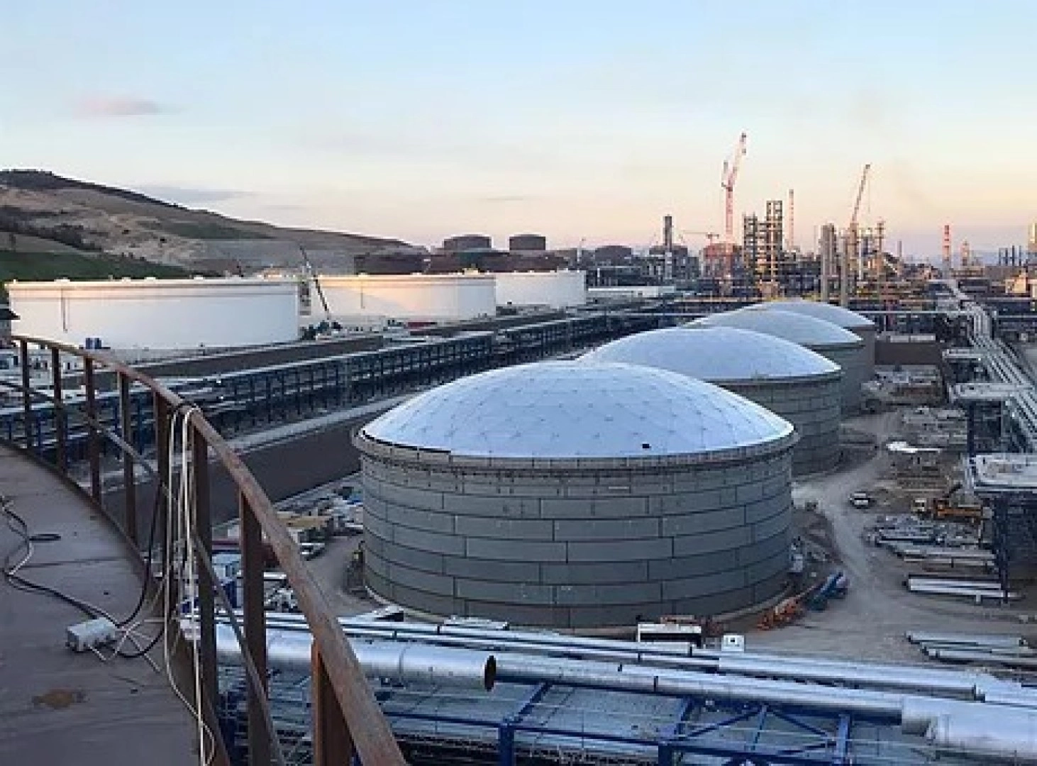 Kimyasal, petrol ve gaz tankları ile özel korumalı alanların yüzey hazırlığı ve boya uygulamaları